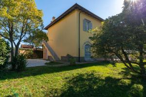 A garden outside IV Casale Roma Country Villa