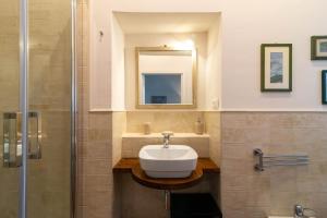 A bathroom at IV Casale Roma Country Villa