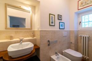 A bathroom at IV Casale Roma Country Villa