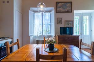 A television and/or entertainment centre at IV Casale Roma Country Villa