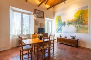 A television and/or entertainment centre at IV Casale Roma Country Villa