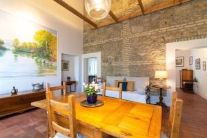 A seating area at IV Casale Roma Country Villa