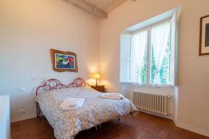 A bed or beds in a room at IV Casale Roma Country Villa