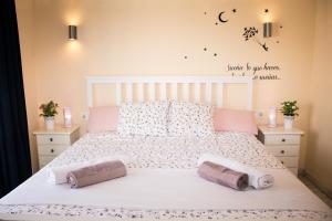 - une chambre avec un lit et 2 serviettes dans l'établissement Puerto Marina luxury apartment with sea views, à Benalmádena