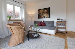 sala de estar con sofá, sillas y mesa en Ferienwohnung Inntal, en Nussdorf am Inn