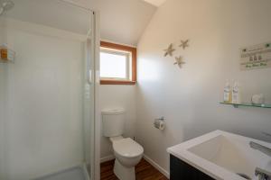 A bathroom at Nikau Lodge