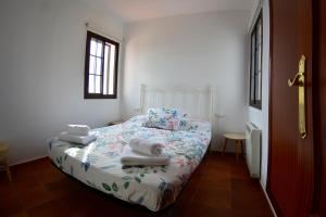 En eller flere senge i et værelse på Casa Suber