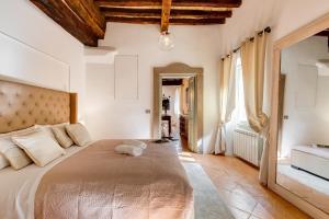 Un dormitorio con una cama grande con un osito de peluche. en NAVONA SQUARE - RomeDreamHome, en Roma