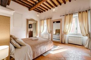 1 dormitorio con 1 cama grande y algunas ventanas en NAVONA SQUARE - RomeDreamHome, en Roma