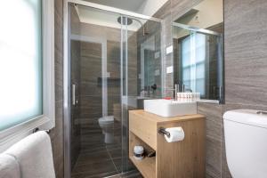 PymbleNightcap at Pymble Hotel的带水槽和玻璃淋浴间的浴室