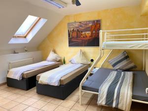 een slaapkamer met 2 stapelbedden en een raam bij Apartments Rhona I und II Neunkirchen City in Neunkirchen