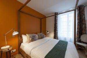 a bedroom with a large bed and a window at Out of Africa in Paris