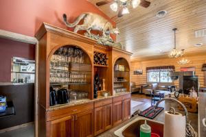 Una cocina con una barra con un gato encima. en Sportsman's Lodge, en Ennis