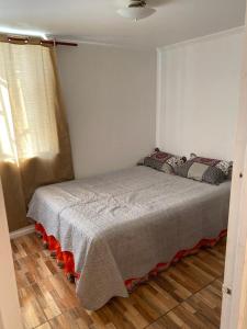 a bedroom with a bed in a room at Departamento amoblado por día in Arica