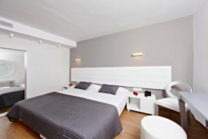 Кровать или кровати в номере Hotel & Spa S'Entrador Playa
