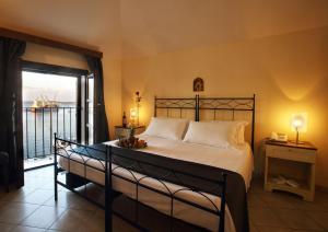 A bed or beds in a room at Al Pescatore Hotel & Restaurant