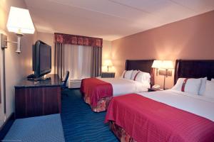 เตียงในห้องที่ Holiday Inn Hotel & Suites Council Bluffs, an IHG Hotel
