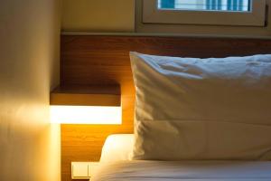 Postel nebo postele na pokoji v ubytování easyHotel Berlin Hackescher Markt