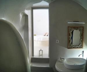Koupelna v ubytování Golden Stone Santorini Suites + 37 fotografií