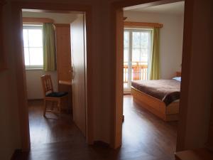 מיטה או מיטות בחדר ב-Ferienwohnungen Themessl