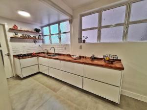 Kitchen o kitchenette sa Apartamento Artístico - Garagem - Ar Condicionado - Excelente Localização