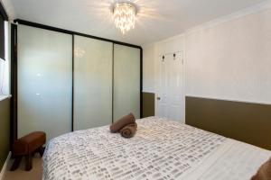 Central Hidden Gem - Fremantle Apartment tesisinde bir odada yatak veya yataklar