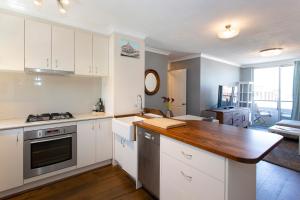Central Hidden Gem - Fremantle Apartment tesisinde mutfak veya mini mutfak