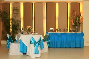 dos mesas en una habitación con azul y blanco en Casa Pura Inn and Suites, en Manila