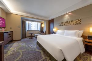 كراون بلازا مركز مدينة قوانغتشو في قوانغتشو: سرير أبيض كبير في غرفة الفندق