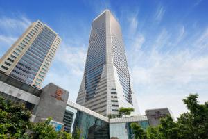 ein hohes Gebäude mit zwei Türmen in einer Stadt in der Unterkunft Crowne Plaza Guangzhou City Centre, an IHG Hotel in Guangzhou