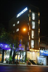 un edificio con un cartel en él por la noche en Khách sạn Sky, en Bao Loc