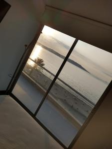 パラカスにあるParacas Penthouse first line Boardwalkの海の景色を望む客室内の窓
