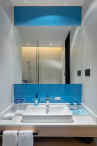 A bathroom at Holiday Inn Express Changsha Wuyi Plaza , an IHG Hotel