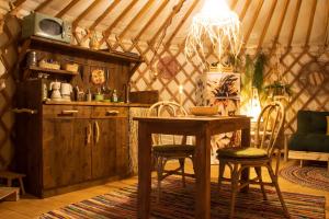 jadalnia ze stołem i krzesłami w jurcie w obiekcie 2 CUORI E 1 YURTA Glamping in Tuscany - Adults Only w mieście Asciano