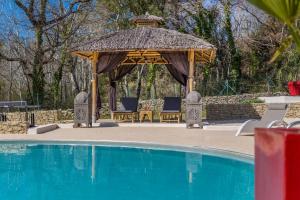 un gazebo à côté d'une piscine dans l'établissement El Sama-In , Piscine chauffée, à LʼIsle-sur-la-Sorgue