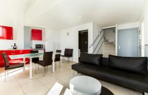 カンヌにあるFlorella République Apartmentのリビングルーム(黒いソファ、テーブル付)