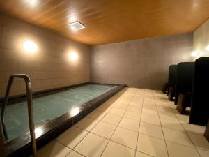- un bain à remous dans une salle d'attente avec des chaises dans l'établissement The CELECTON Abeno-Matsubara Ekimae, à Matsubara