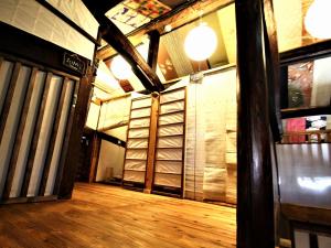 um quarto com piso em madeira e uma adega em ゲストハウス喜平 em Kaizuka