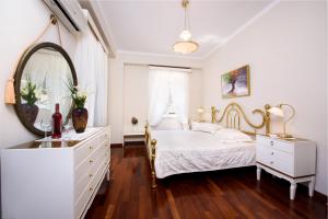 A bed or beds in a room at The Old Mansion