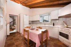 A kitchen or kitchenette at The Old Mansion