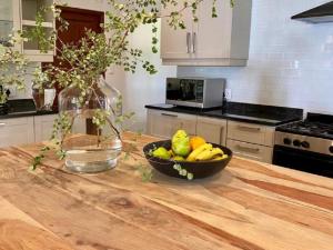 クラセリー・プライベート自然保護区にあるSimbavati Homesteadの木製のテーブルに置いた果物