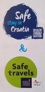 ein Schild, auf dem steht: "Safe stay in croatia and trade travel" in der Unterkunft Leona Deluxe Apartments in Pula