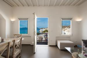 a kitchen and dining room with a view of the ocean at Seablue Venice in Mýkonos City