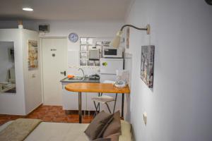 a small kitchen with a wooden table in a room at Beachback Studio Apt Low-cost nearby Airport in La Garita