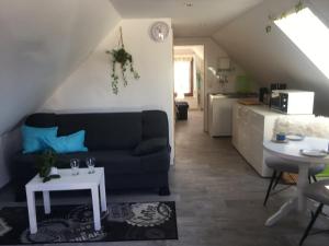 ein Wohnzimmer mit einer Couch und einem Tisch in der Unterkunft Ferienwohnung Rosi Stoppa in Burg