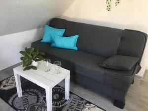 ein Wohnzimmer mit einer Couch und einem Tisch in der Unterkunft Ferienwohnung Rosi Stoppa in Burg