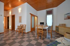 ein Wohnzimmer mit einem Esstisch und Stühlen in der Unterkunft Villa Beethoven in Lignano Sabbiadoro