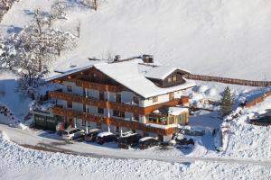 una vista aérea de un hotel en la nieve en Pension Hochkönigblick, en Sankt Johann im Pongau