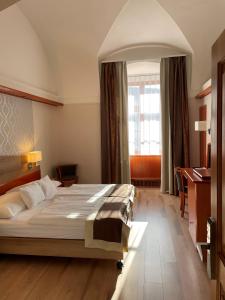 Posteľ alebo postele v izbe v ubytovaní Gizella Hotel and Restaurant