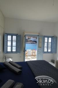 Postel nebo postele na pokoji v ubytování Seaside Traditional Cycladic House